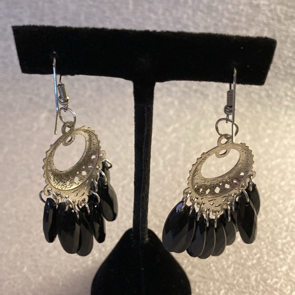 NWOT - Silvertone Black Acrylic Faceted Oval Beaded Dangle Drop Pierced Earrings - Picture 6 of 9